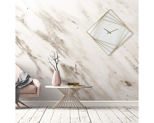 Dekorativní pokoj s růžovým křeslem, stolem s vázou, lampou a čtvercovými nástěnnými hodinami