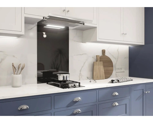 Moderní kuchyně s digestoří, varnou deskou, dřezem a kuchyňským náčiním.