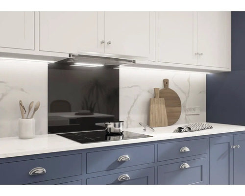 Kuchyňská scéna s varnou deskou, odsavačem par a kuchyňskými potřebami.