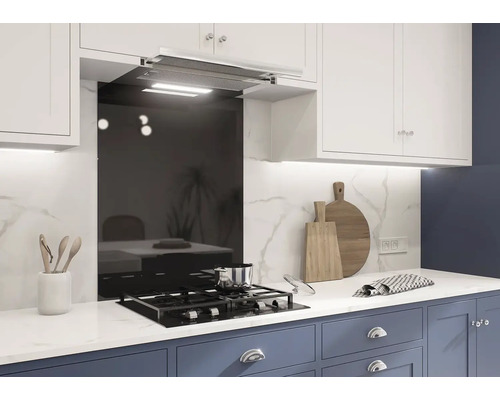 Kuchyňská scéna s odsavačem par, varnou deskou, zástěnou a kuchyňským náčiním na pracovní desce.