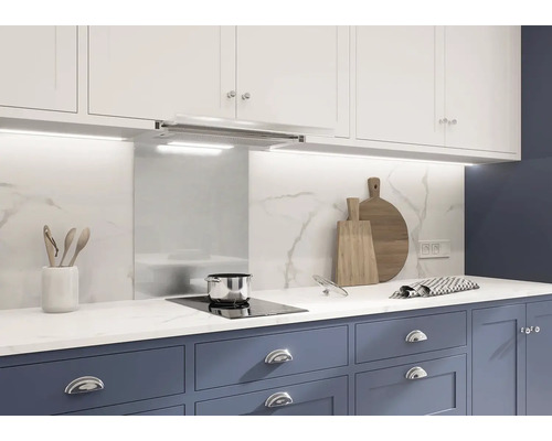 Kuchyňská scéna s digestoří, varnou deskou, pracovní deskou a kuchyňským náčiním.