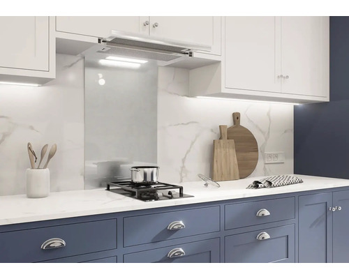 Světlá kuchyně s digestoří, varnou deskou, dřezem a modře natřenými spodními skříňkami.