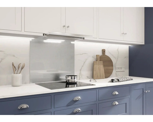 Kuchyňská scéna s varnou deskou, digestoří, kuchyňskými skříňkami a pracovní deskou