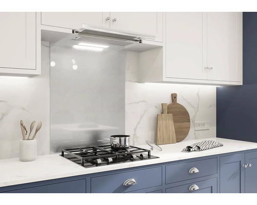 Kuchyňská scéna se sporákem, digestoří a kuchyňským náčiním