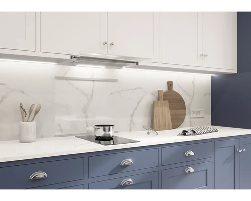 Kuchyňská scéna s dřezem, pracovní deskou, sporákem a odsavačem par