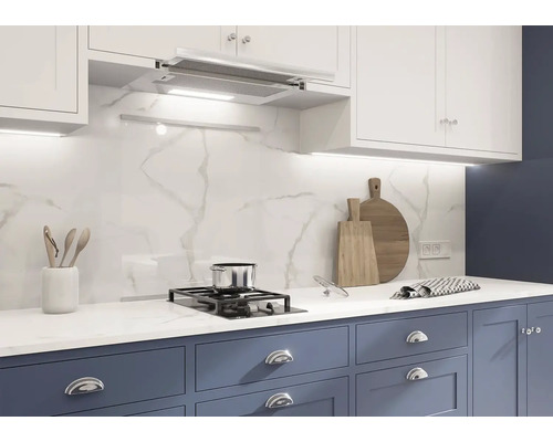 Kuchyňská scéna s varnou deskou, digestoří, pracovní deskou, kuchyňským náčiním a skříňkou