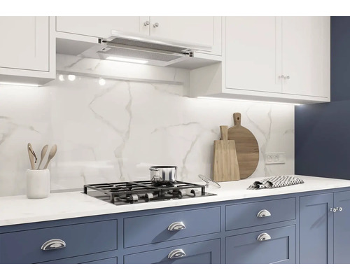 Kuchyňská scéna s varnou deskou, digestoří a kuchyňskými potřebami