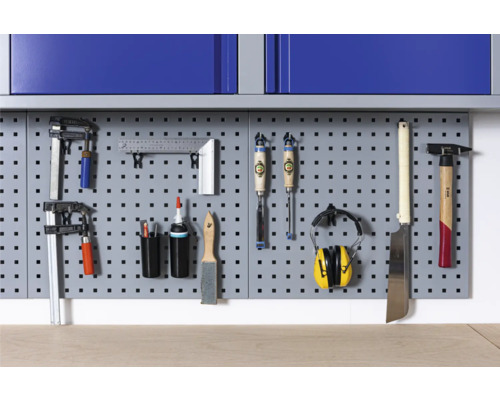 Vybavení dílny s děrovanou stěnou na nářadí, nářadím a příslušenstvím