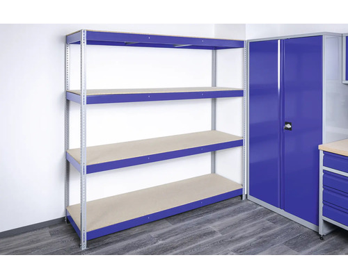 Regálový systém se čtyřmi úrovněmi a dílenská skříň v místnosti