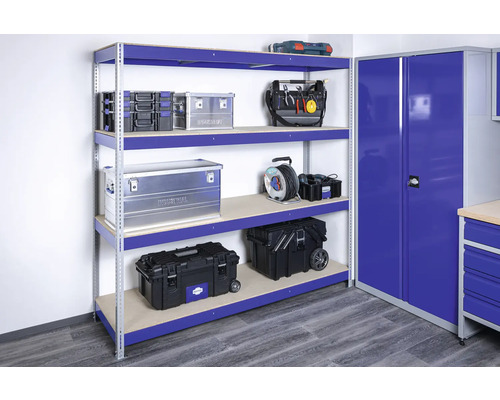 Regálový systém s boxy na nářadí a dílenská skříň v dílně.