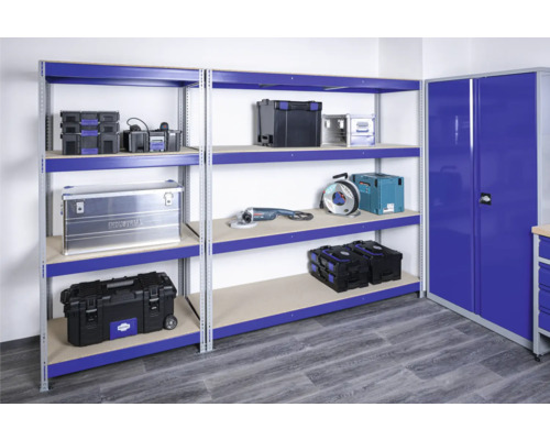 Regálový systém s kufříky na nářadí a nářadím v dílně