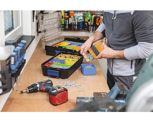 Pracovní stůl s boxy na sortiment, šrouby a akumulátorový šroubovák