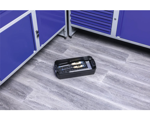 Kufřík s dláty a úhelníkem před dílenskými skříněmi