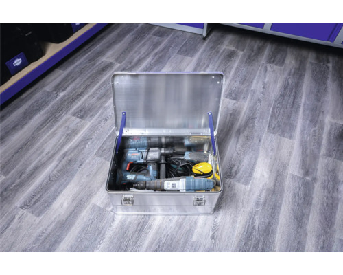 Otevřený hliníkový kufřík na nářadí s nářadím