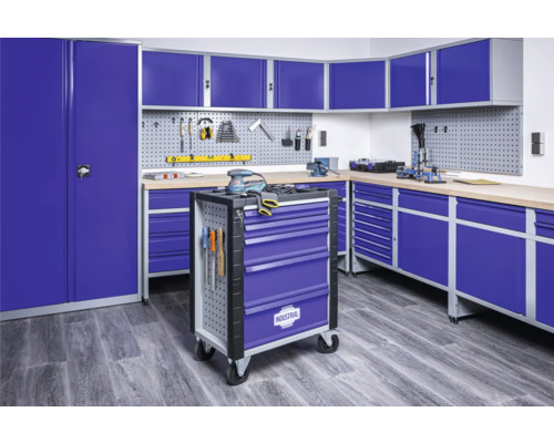 Dílna s dílenskými skříněmi, ponkem a vozíkem na nářadí