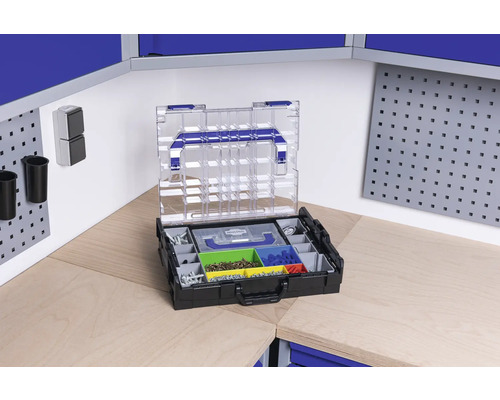 Otevřený box na nářadí s různými přihrádkami na šrouby a drobné díly na pracovním stole