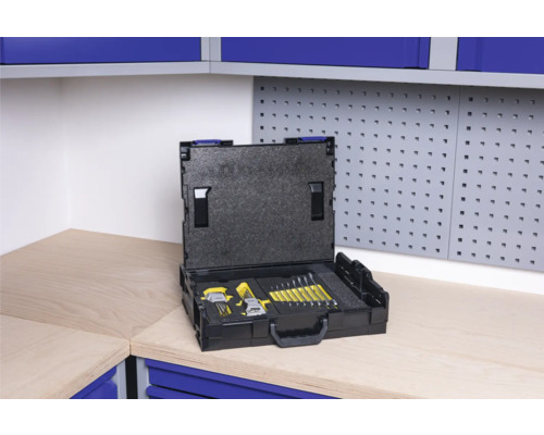 Otevřený kufřík s klíči na pracovní desce