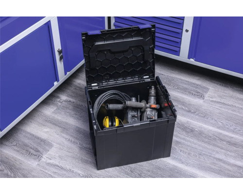 Otevřený box na nářadí s nářadím a příslušenstvím