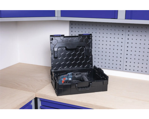 Otevřený černý box na nářadí s vrtačkou na ponku