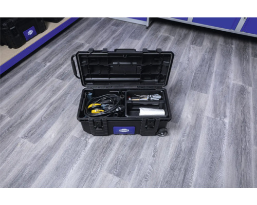 Otevřený kufr na nářadí s nářadím