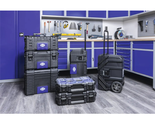 Dílna s kufříky na nářadí a skříněmi na nářadí