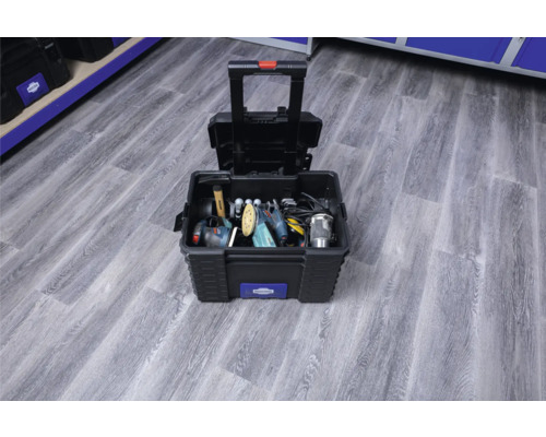 Otevřený kufr na nářadí s nářadím a teleskopickou rukojetí na dřevěné podlaze