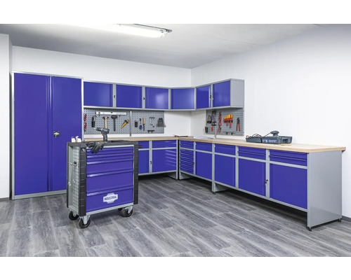 Dílna s dílenským vybavením skládající se z skříně na nářadí, ponku a vozíku na nářadí pro organizované pracovní prostředí.