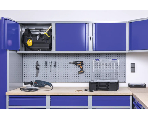 Vybavení dílny s skříní na nářadí, ponkem a děrovanou stěnou pro uložení nářadí