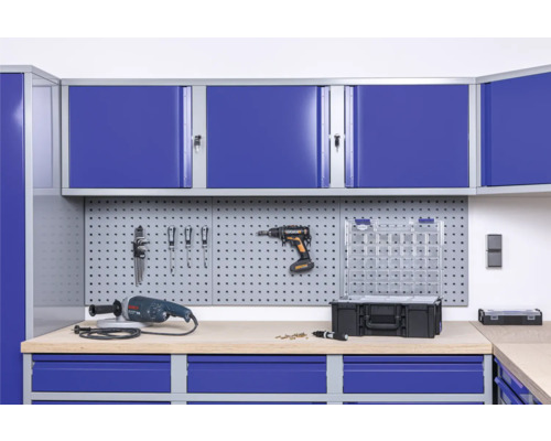 Dílna s dílenskými skříněmi, stěnou na nářadí a nářadím