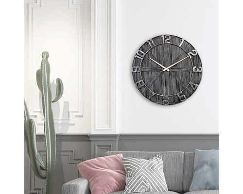 Nástěnné hodiny s římskými číslicemi v obývacím pokoji