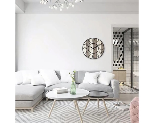 Obývací pokoj s pohovkou, konferenčními stolky, kobercem a nástěnnými hodinami