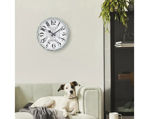 Obývací pokoj s nástěnnými hodinami a psem na gauči