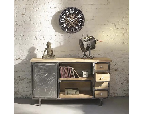 Komoda s hodinami, soškou Buddhy a lampou před cihlovou zdí