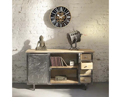 Obývací pokoj s nástěnnými hodinami, komodou a dekoracemi v industriálním stylu