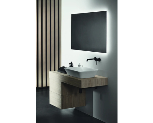 Moderní koupelna s umyvadlem, umyvadlovou mísou a osvětleným zrcadlem