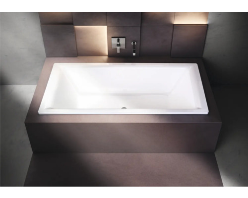 Obdélníková vana v koupelně