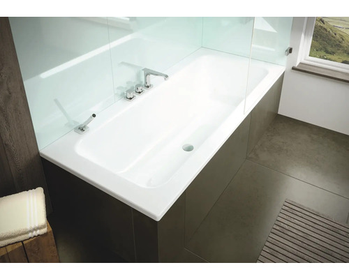 Obdélníková vana s sprchovou zástěnou a baterií