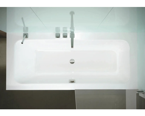 Pohled shora na bílou vanu s kohoutkem a sprchovou hlavicí