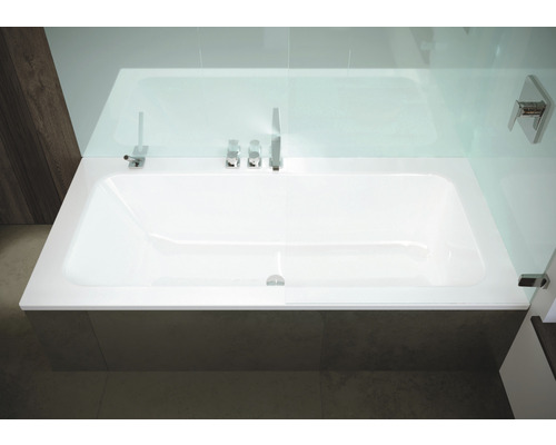 Vestavěná vana se skleněnou sprchovou zástěnou a armaturami