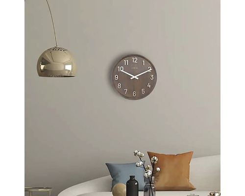 Dřevěné nástěnné hodiny v obývacím pokoji