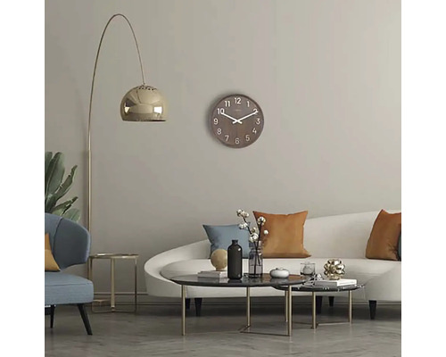 Obývací pokoj s pohovkou, stolem, lampou a dřevěnými nástěnnými hodinami