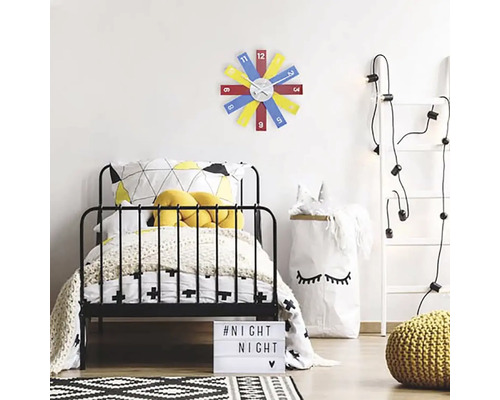 Dětský pokoj s postelí, žebříkem se světly a barevnými nástěnnými hodinami