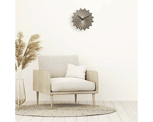 Obývací pokoj s křeslem, dekorací a nástěnnými hodinami