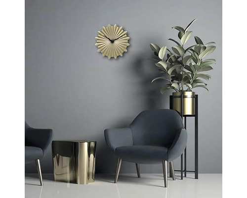 Obývací pokoj s křesly, stolem, rostlinou a nástěnnými hodinami