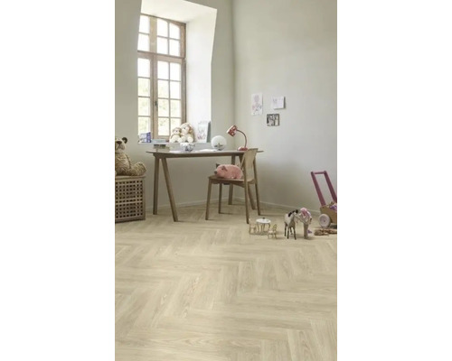 Dětský pokoj se světlou dřevěnou podlahou se vzorem rybí kosti, psacím stolem a hračkami