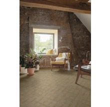 Podkrovní pokoj s dřevěnými trámy, cihlovou zdí, oknem a dřevěnou podlahou s rybím vzorem, zdobený pokojovými rostlinami a křesly