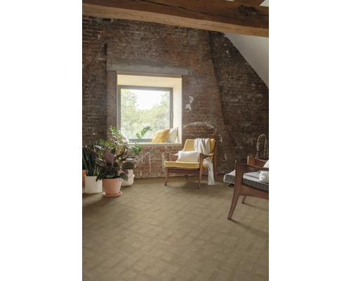 Podkrovní pokoj s dřevěnými trámy, cihlovou zdí, oknem a dřevěnou podlahou s rybím vzorem, zdobený pokojovými rostlinami a křesly