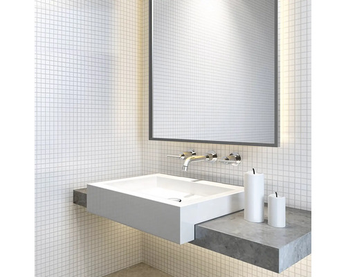 Moderní koupelna s bílým umyvadlem na desku, zrcadlem a baterií