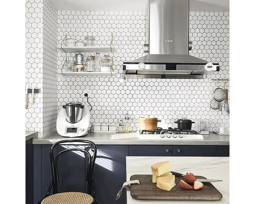 Kuchyňská scéna s kuchyňským robotem, policemi, odsavačem par a varnou deskou před šestiúhelníkovou obkládačkou