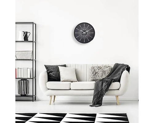 Obývací pokoj s pohovkou, hodinami a regálem